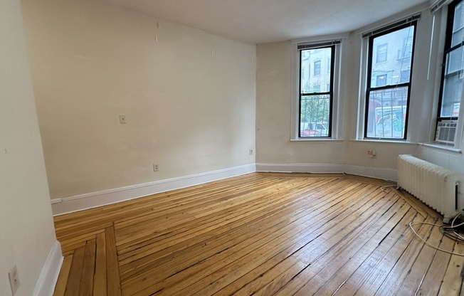 2 beds, 1 bath, $3,400, Unit 5