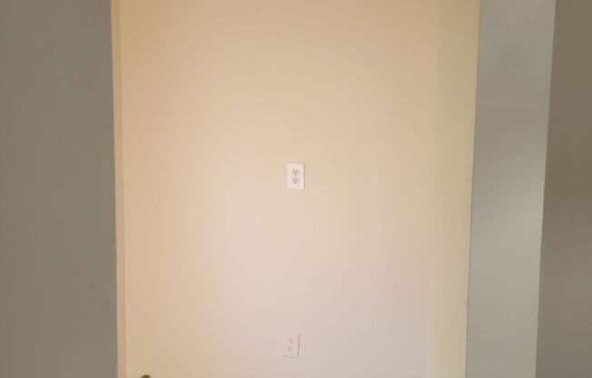 2 beds, 1 bath, 913 sqft, $1,595, Unit Apt. B