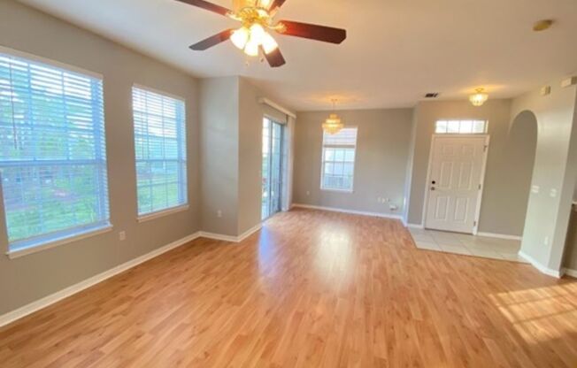 Charming Townhome in Gated Community - Wesley Chapel