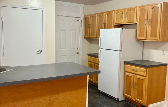 3 beds, 1 bath, 1,400 sqft, $1,595, Unit 4532-B15