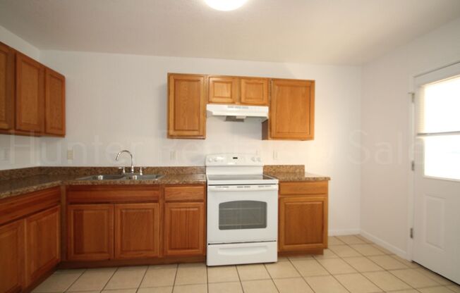 2 beds, 1 bath, $975, Unit Unit A