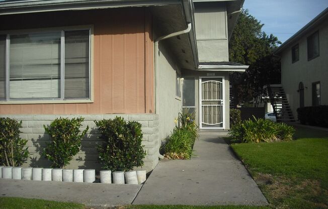 Nicely Upgraded 2 bedroom Townhouse