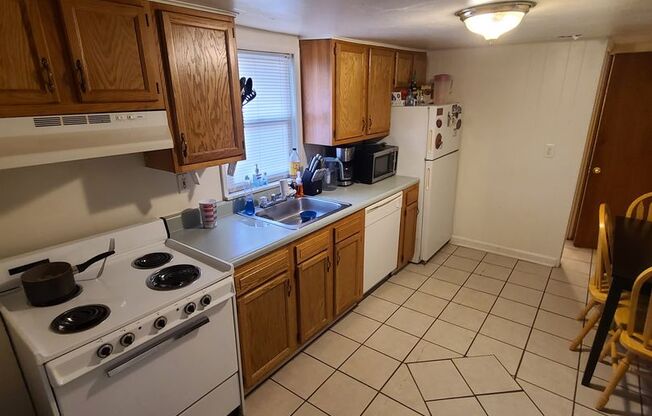 3 beds, 1 bath, $2,300, Unit #5