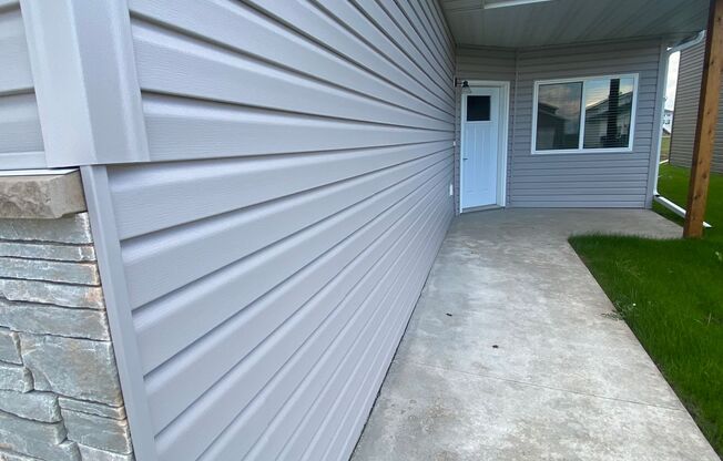 NEW CONSTRUCTION - MODERN LIVING: 3 bdrm/2 bath