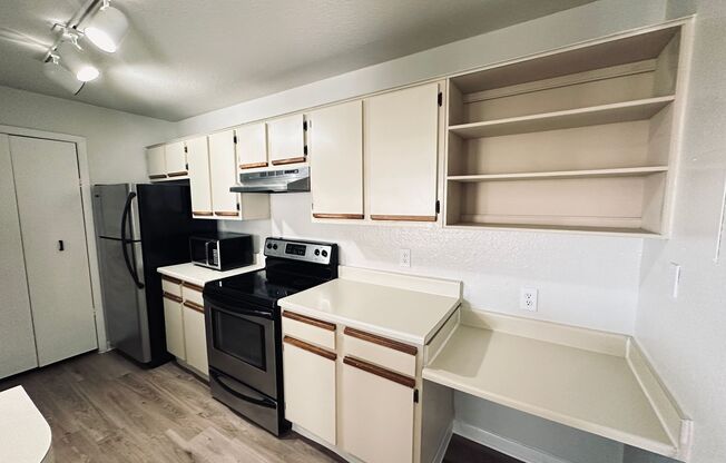 1 bed, 1 bath, 580 sqft, $1,370, Unit Regency Gardens B202