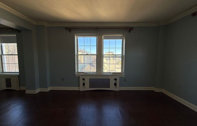 3 beds, 2 baths, 1,952 sqft, $3,200, Unit Royal York 916