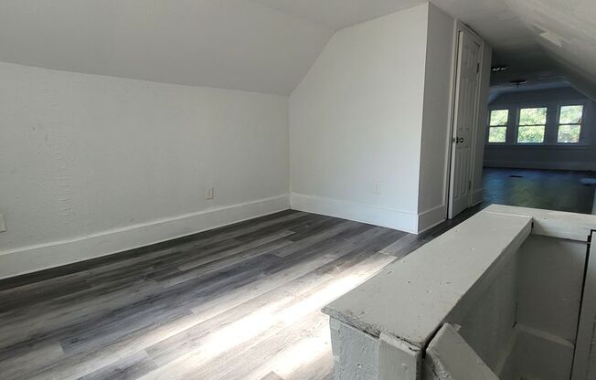 3 beds, 1 bath, $1,200, Unit Up