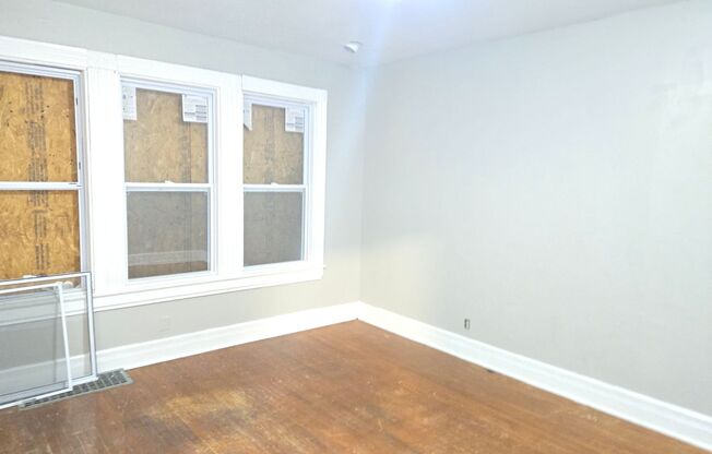 2 beds, 1 bath, $1,100, Unit 219 Elliot St Apt 1