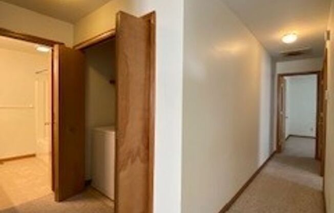 2 beds, 1 bath, $895, Unit APT. 2