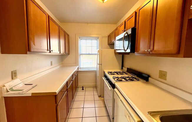 2 beds, 1 bath, $1,295, Unit 6