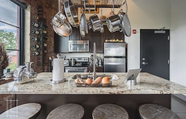 2 beds, 2 baths, $2,350, Unit 727 N. 4th St. Apt. 211