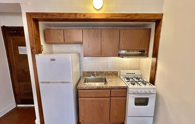 Studio, 1 bath, 320 sqft, $1,395, Unit 225-109