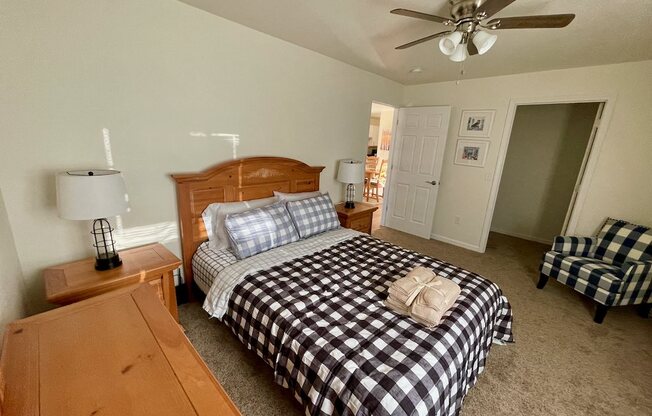 2 beds, 1 bath, 888 sqft, $1,200