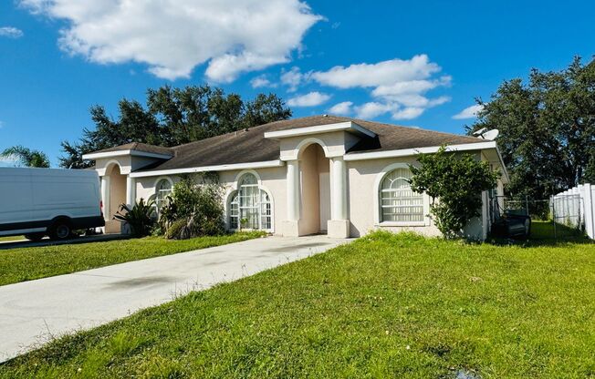 Charming 4 beds 2 baths in Poinciana