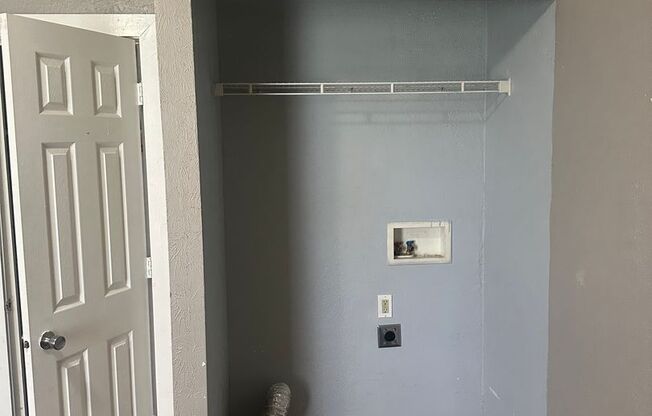 1 bed, 1 bath, 700 sqft, $780, Unit 425 Leeds Ave
