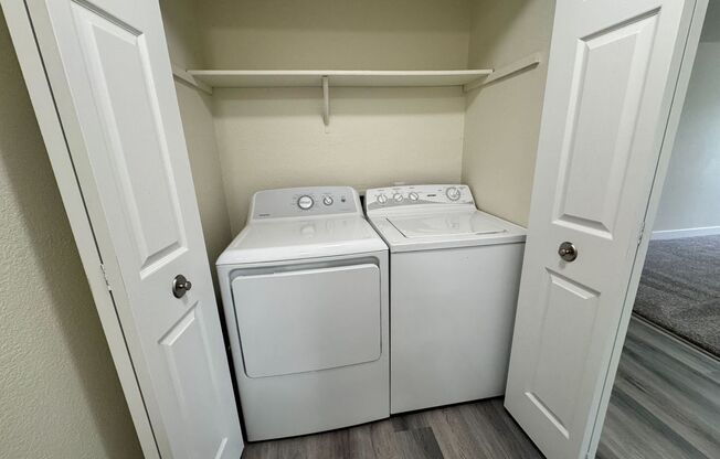 2 beds, 1 bath, 902 sqft, $2,075, Unit H201