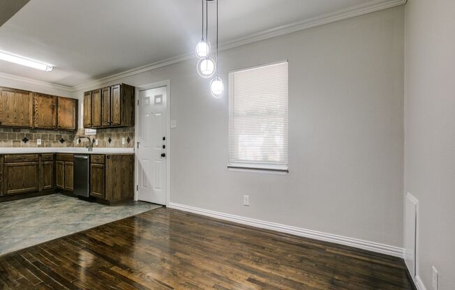Minutes to Downtown Dallas, this beautiful home is like new, updated from top to bottom.
