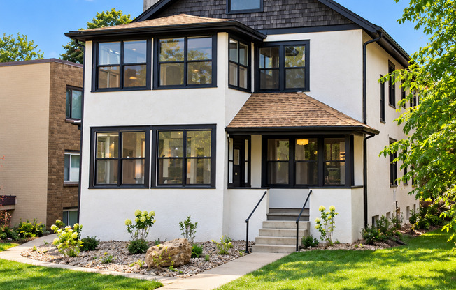 STUNNING RENOVATED 4 BEDROOM DUPLEX ON GRAND AVE – MOVE-IN SPECIALS!