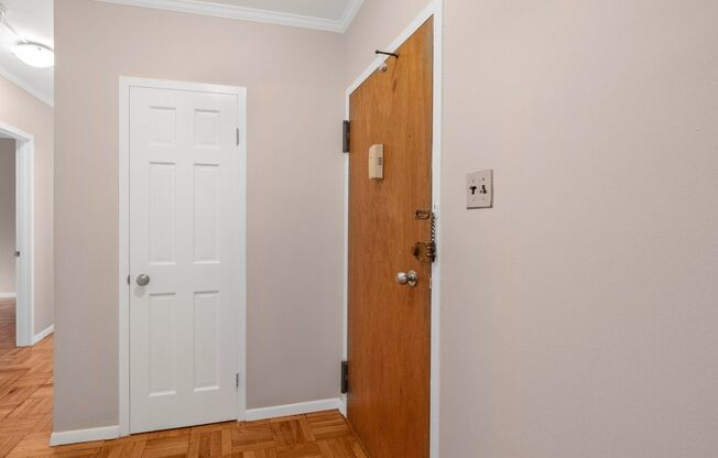 Charming 2 BR/1 BA Condo in Cathedral Heights!