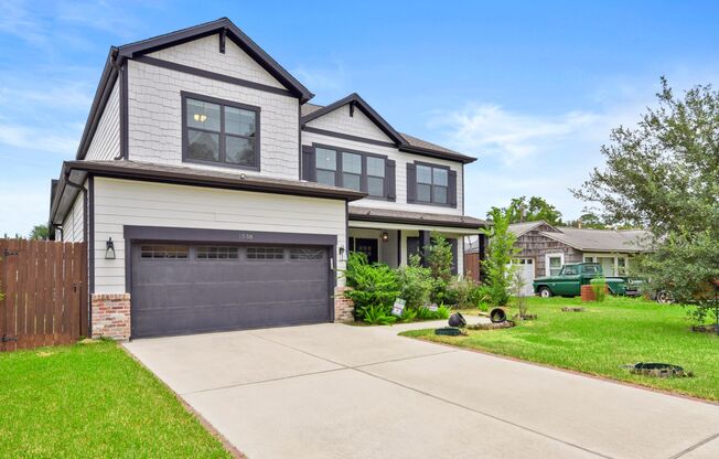 Timeless Elegance in Oak Forest: A Stylish Blend of Tradition and Modernity Awaits in This Charming Home!