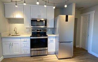 Studio, 1 bath, $1,100, Unit 411 Bond St. #5