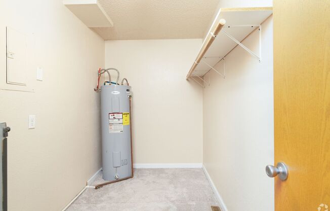 2 beds, 1 bath, 700 sqft, $825, Unit 2430-4 L