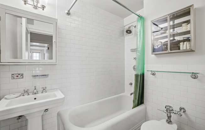 302 W 12 ST