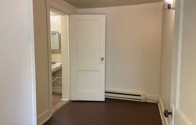 2 beds, 1 bath, $925, Unit 303 S Lime