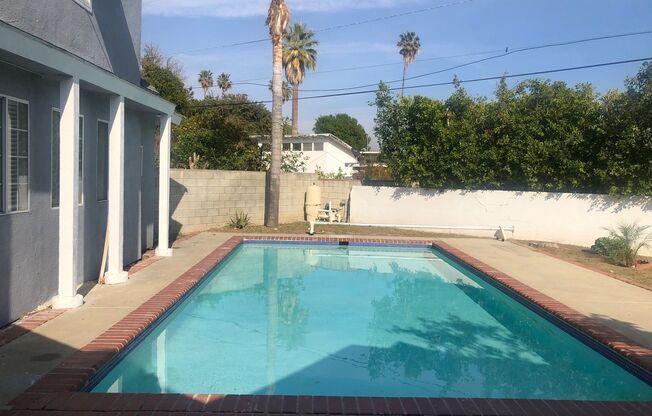 Lovely 3 bd 2ba + bonus loft and swimming Pool in Charming tree lined street in Reseda