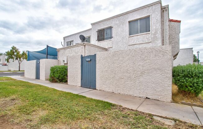 Wonderful Townhome centrally located.  Kitchen just updated and looks Amazing!!!  New Gate!!!  Available now!!!