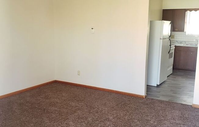 2 beds, 1 bath, 765 sqft, $550, Unit Apartment 2