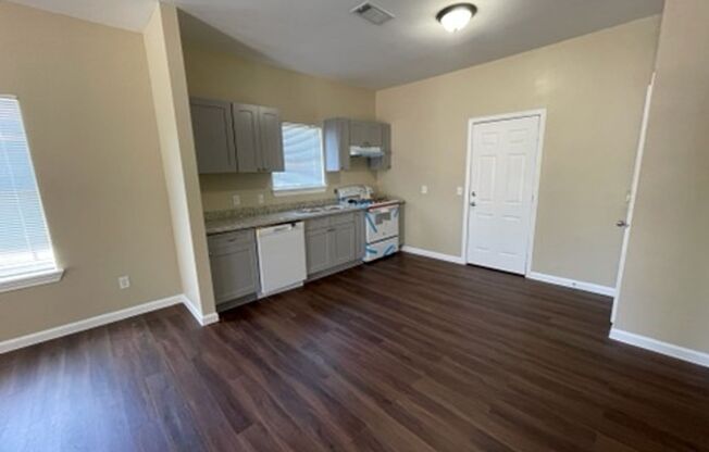 2 beds, 1 bath, $900