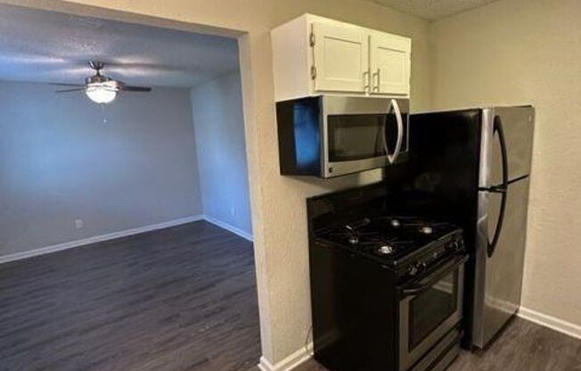 2 beds, 1 bath, 770 sqft, $1,475, Unit Unit 109