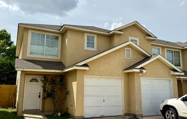 Nicely Refreshed 3-Bed 2.5-Bath Townhome inside Loop 1604 Converse!