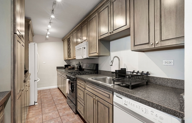 2 beds, 2 baths, 1,285 sqft, $4,900, Unit 17M