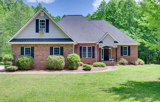 Beautiful 3 bedroom 2 bath Ranch with Bonus room in Lake Wylie!