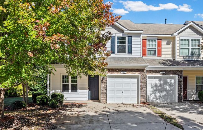 Fabulous 3-bed, 2.5-bath end-unit townhome in Harpers Mill of Lake Wylie!