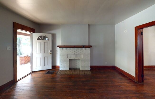 3 beds, 1 bath, $1,650, Unit 383