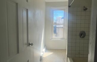 2 beds, 1 bath, $1,150, Unit Apartment 3R