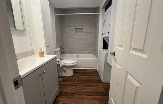 Renovated Top-Floor Condo in Prime Kirkland (Kingsgate) Location!