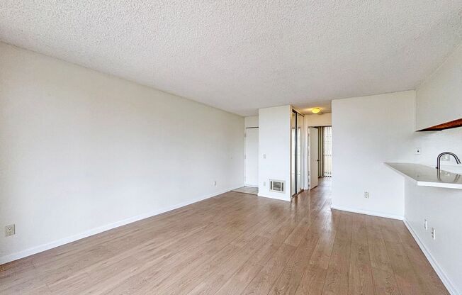 Charming 1BD/1BA Condo in University City W/ Community Pool and On-site Laundry!