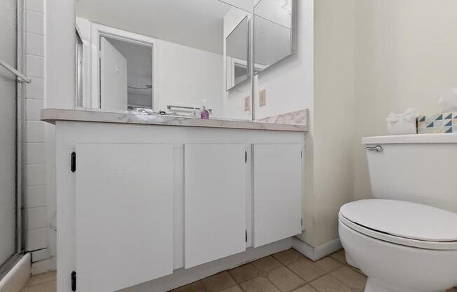 2 beds, 2 baths, 806 sqft, $2,000