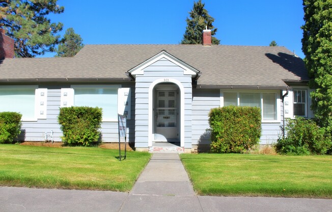 PETS CONSIDERED! Located in Bend's HISTORIC District, Walk to Drake Park! A/C, All Appliances, Hardwood Floors