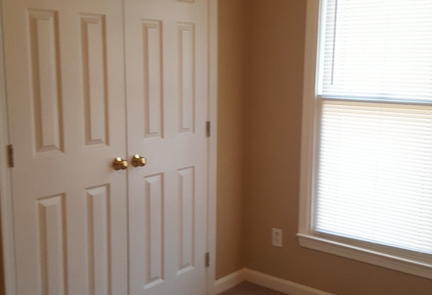 3 beds, 2 baths, $1,250