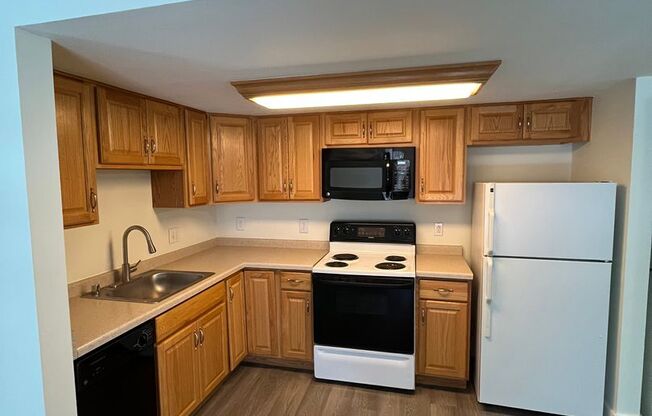 2 beds, 1.5 baths, 950 sqft, $1,395, Unit 300E