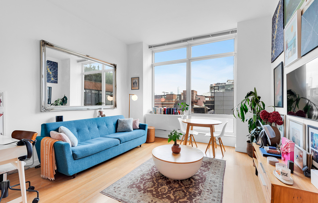 450 W 17 ST