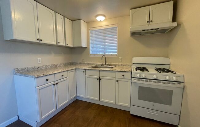 2 beds, 1 bath, 800 sqft, $2,300, Unit 856 1/2