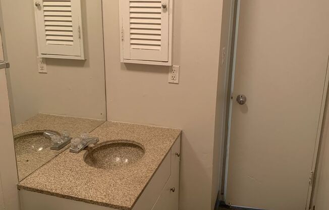 2 beds, 1 bath, 764 sqft, $900, Unit 57C