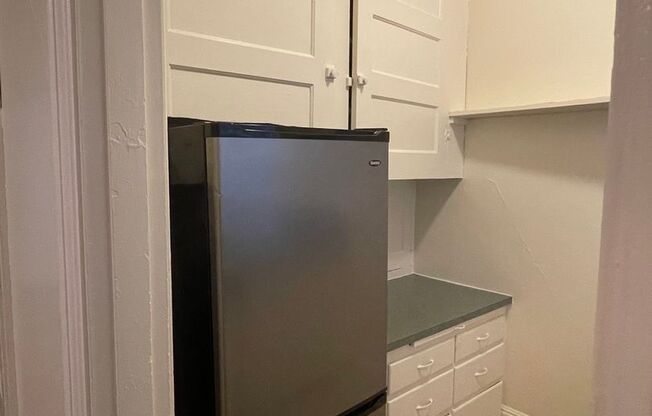 Studio, 1 bath, 350 sqft, $995, Unit 303