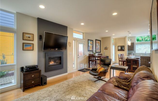LIKE NEW LUXURY GENESEE PARK TOWNHOME AVAILABLE AUGUST 10TH!